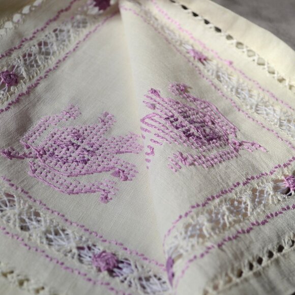 Hand Embroidered - Doily - Table Topper - Tulip Motif. - Picture 6 of 7